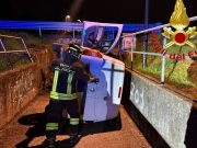 Esce di strada e finisce nel sottopasso pedonale: ferito 25enne