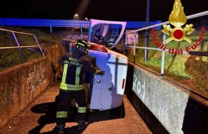 Esce di strada e finisce nel sottopasso pedonale: ferito 25enne