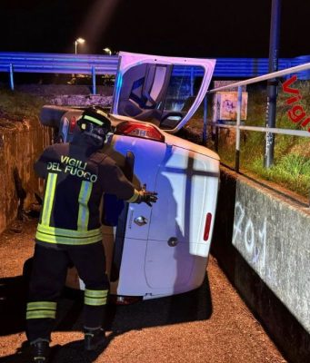 Esce di strada e finisce nel sottopasso pedonale: ferito 25enne