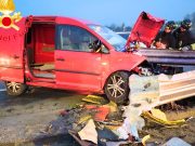 Incidente sulla Sp235: furgone distrutto dopo l’impatto con il guardrail