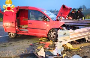 Incidente sulla Sp235: furgone distrutto dopo l’impatto con il guardrail