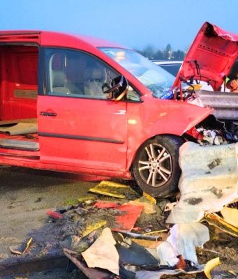 Incidente sulla Sp235: furgone distrutto dopo l’impatto con il guardrail