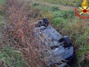 Auto finisce nel fossato e si ribalta: 27enne in ospedale