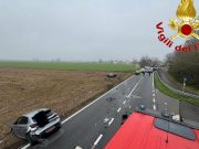 Incidente tra due auto e un autotreno: un ferito estratto dalle lamiere