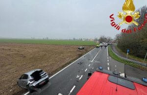 Incidente tra due auto e un autotreno: un ferito estratto dalle lamiere