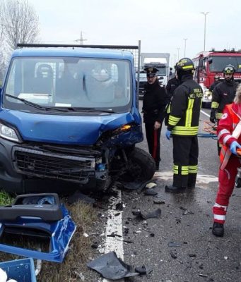 Scontro frontale sulla SP16: due feriti, la donna elitrasportata in ospedale