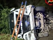 Camion del latte si ribalta sulla SP235, conducente intrappolato nell’abitacolo