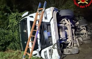Camion del latte si ribalta sulla SP235, conducente intrappolato nell’abitacolo