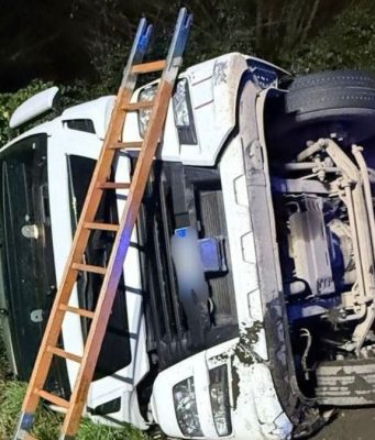 Camion del latte si ribalta sulla SP235, conducente intrappolato nell’abitacolo
