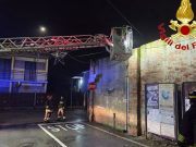Crolla il tetto di una cascina a Massalengo, area messa in sicurezza