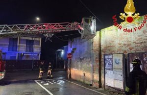 Crolla il tetto di una cascina a Massalengo, area messa in sicurezza