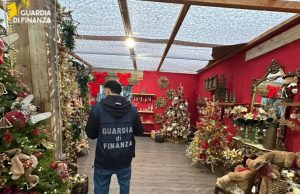 Maxi sequestro di prodotti natalizi non sicuri: oltre 410 mila articoli ritirati