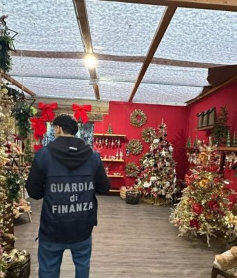 Maxi sequestro di prodotti natalizi non sicuri: oltre 410 mila articoli ritirati
