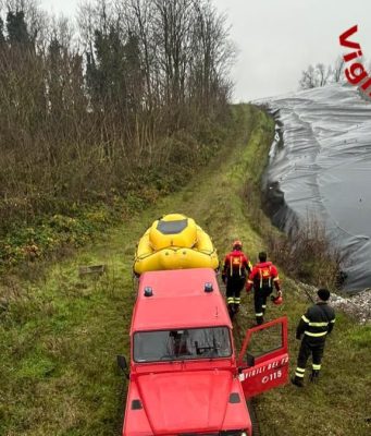 Maleo, due cani finiscono in una vasca dell’ex discarica: salvati dai Vigili del Fuoco