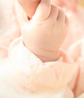 Tavazzano, bimba di 4 mesi trovata morta in casa: eseguita l’autopsia