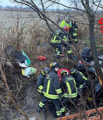 Incidente sulla SS235 a Pieve Fissiraga, auto fuori strada: soccorsi due ragazzi