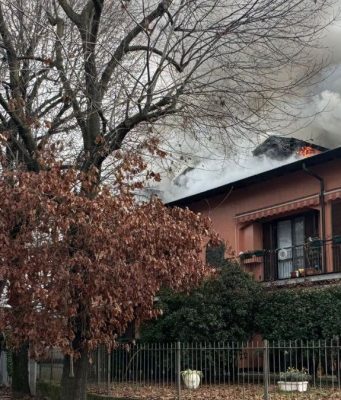 Incendio al tetto di una casa a Codogno