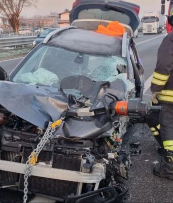 Scontro tra camion e auto a Secugnago: 58enne ferita