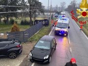 Scontro tra due auto: una si ribalta in un cortile