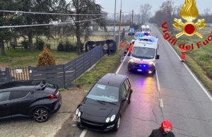 Scontro tra due auto: una si ribalta in un cortile