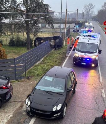 Scontro tra due auto: una si ribalta in un cortile