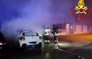 Auto in fiamme nella notte a Sant’Angelo Lodigiano