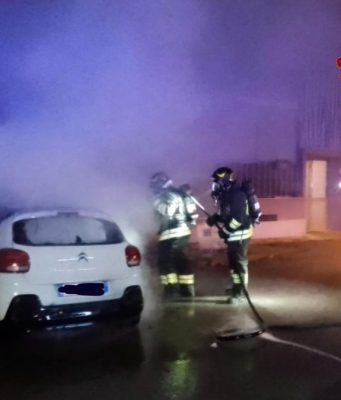 Auto in fiamme nella notte a Sant’Angelo Lodigiano