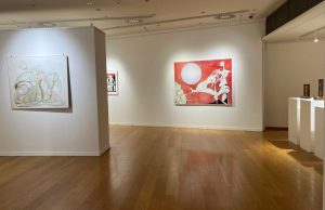 “Enigmi. Oltre l’apparenza”: a Lodi la mostra che riscopre Gabriella Podini