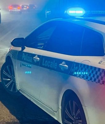 Spray al peperoncino e aggressione al centro commerciale, ferito un 22enne