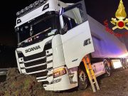 Camion fuori strada sull’A1, 59enne in ospedale