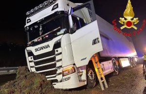 Camion fuori strada sull’A1, 59enne in ospedale