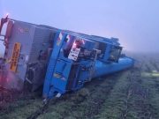 Incidente all’alba sulla SP17, gru si ribalta fuori strada