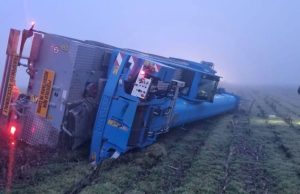 Incidente all’alba sulla SP17, gru si ribalta fuori strada