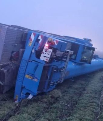 Incidente all’alba sulla SP17, gru si ribalta fuori strada