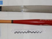 Minaccia i vicini con mazza da baseball e machete: 56enne denunciato