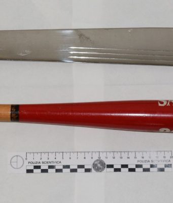 Minaccia i vicini con mazza da baseball e machete: 56enne denunciato