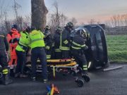 Scontro sulla SP234: auto si ribalta, due giovani in ospedale