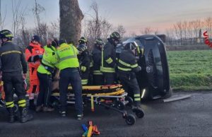 Scontro sulla SP234: auto si ribalta, due giovani in ospedale