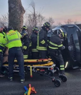Scontro sulla SP234: auto si ribalta, due giovani in ospedale