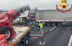 Autoarticolato blocca l’A1: autogrù in azione a Lodi Vecchio