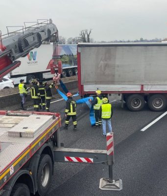 Autoarticolato blocca l’A1: autogrù in azione a Lodi Vecchio