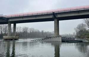 Quinto crollo della passerella: un’altra campata finisce nell’Adda