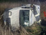 Auto esce di strada e si ribalta nei campi a Livraga