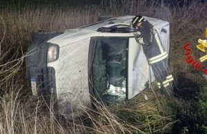 Auto esce di strada e si ribalta nei campi a Livraga