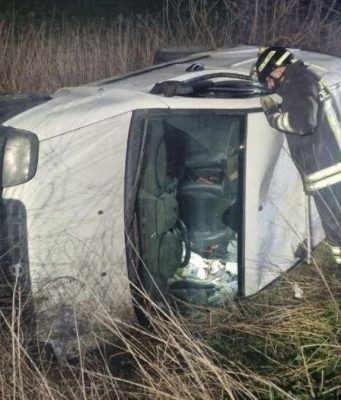 Auto esce di strada e si ribalta nei campi a Livraga