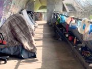 Sotto la tangenziale, città invisibile: tra tende e fuochi vivono in 70