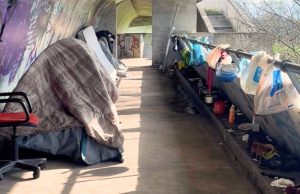 Sotto la tangenziale, città invisibile: tra tende e fuochi vivono in 70