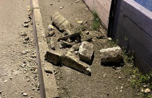 Calcinacci dal sottopasso, paura in via Sforza: strada riaperta