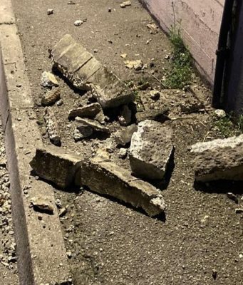 Calcinacci dal sottopasso, paura in via Sforza: strada riaperta