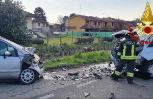 Incidente a Zelo, due auto si scontrano frontalmente: tre coinvolti